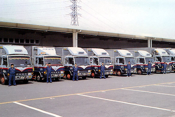 倉庫・輸送の一体戦略で、輸送を支えるトラック車両