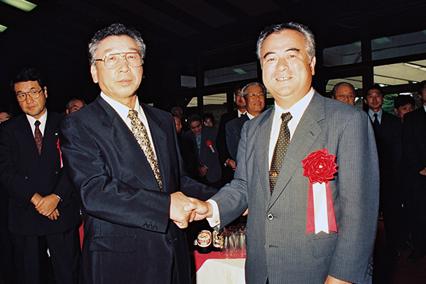 創業35周年記念ゴルフ大会　橋本昌県知事(右)と沼尻博