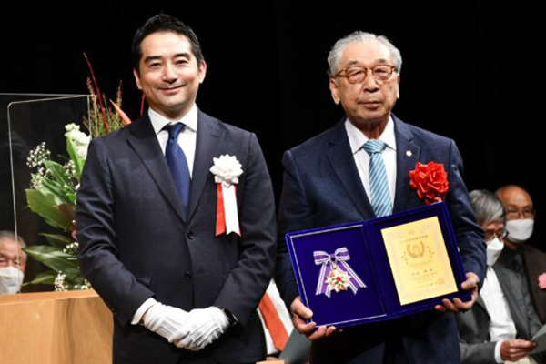 沼尻博会長　つくば市名誉市民懸賞拝受