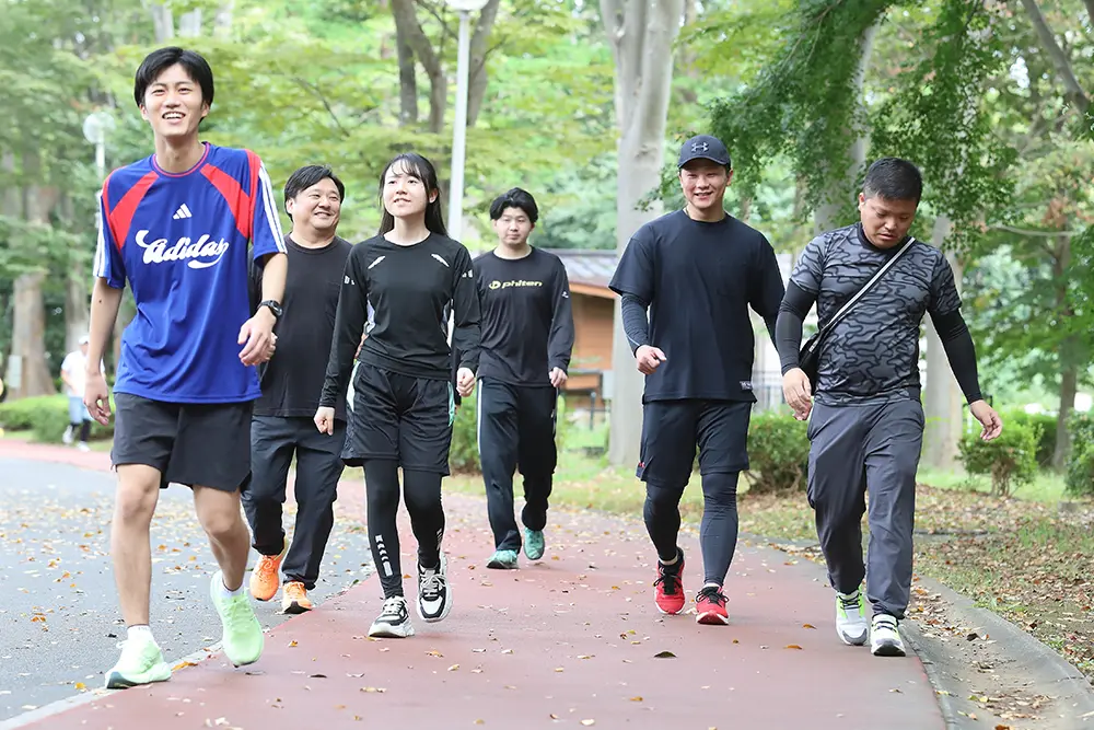 洞峰公園でウォーミングアップする練習会参加者