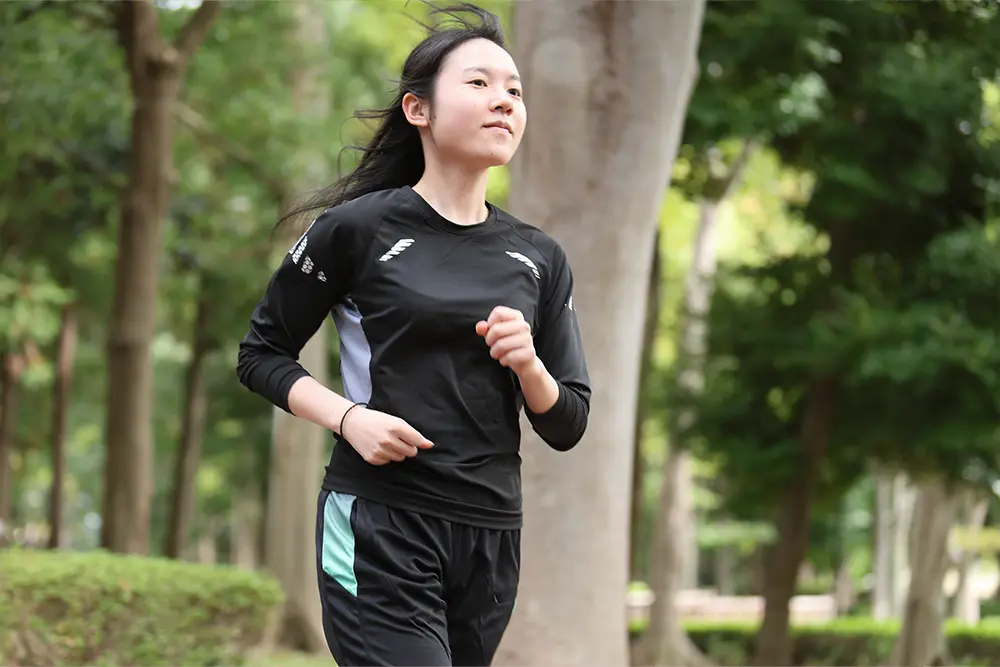 洞峰公園をランニングする社員ランナー