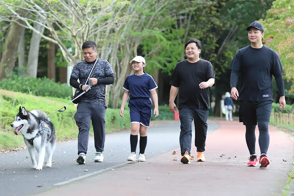 わんちゃんと一緒に洞峰公園を歩く練習会参加者